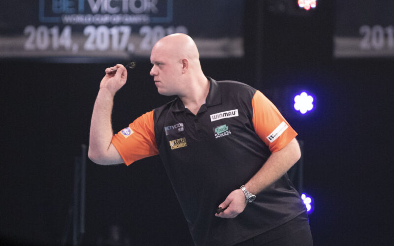 Michael van Gerwen in actie tijdens de World Cup.