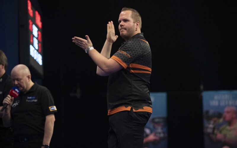 Dirk van Duijvenbode moest zijn meerdere erkennen in Devon Petersen.