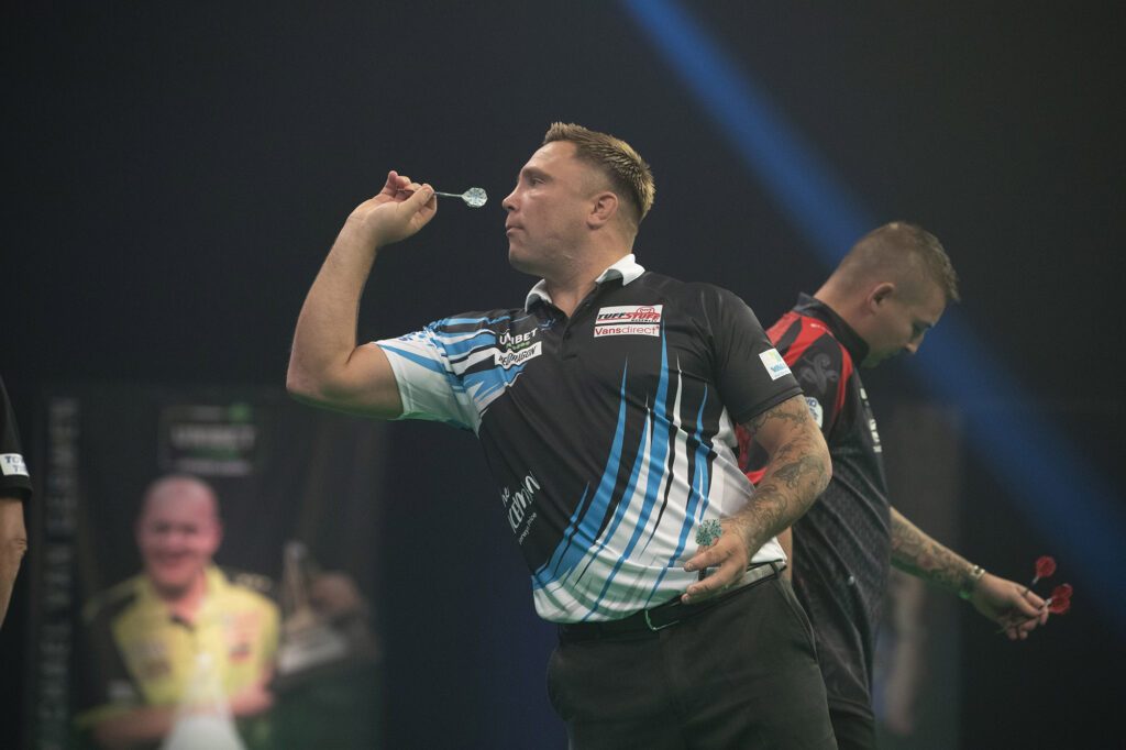 Gerwyn Price in actie tijdens de Premier League Darts in de Milton Keynes Arena.